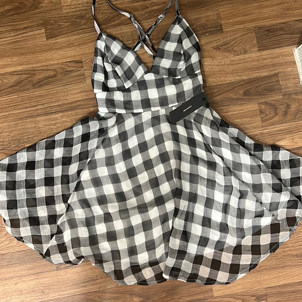 Never worn. Size xs. Lulus Brand. Very pretty!!